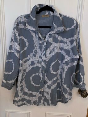 Blue Gray Linen Button-Front Shirt with White Abstract Rings